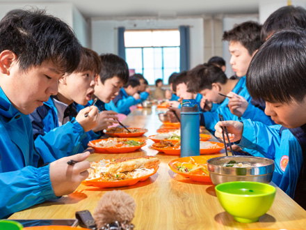 靖边学生用餐